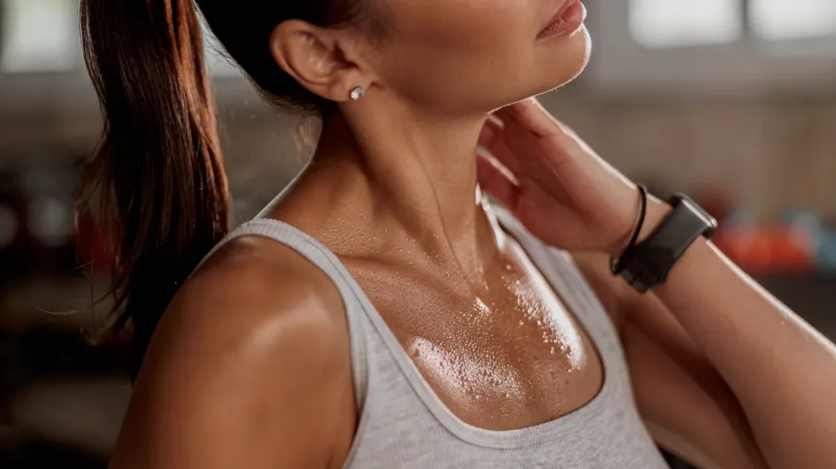 El error común que muchas mujeres cometen con el sudor bajo el pecho en verano, según una dermatóloga