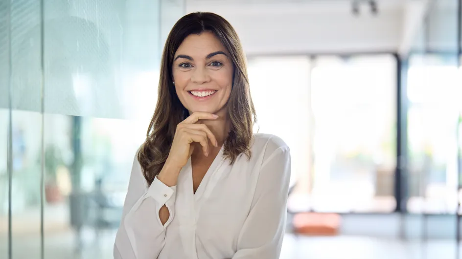 Skechers rebaja las zapatillas más elegantes y cómodas para mujeres después de los 50: suman altura y combinan con todo
