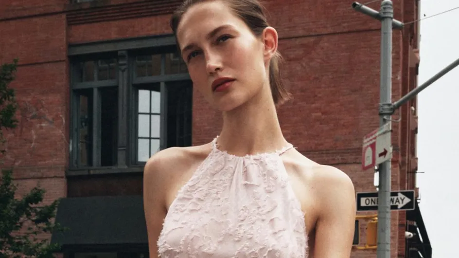 Zara agotará este vestido rosa con cuello halter y acabado desflecado: ideal para invitadas románticas (por solo 39,95€)