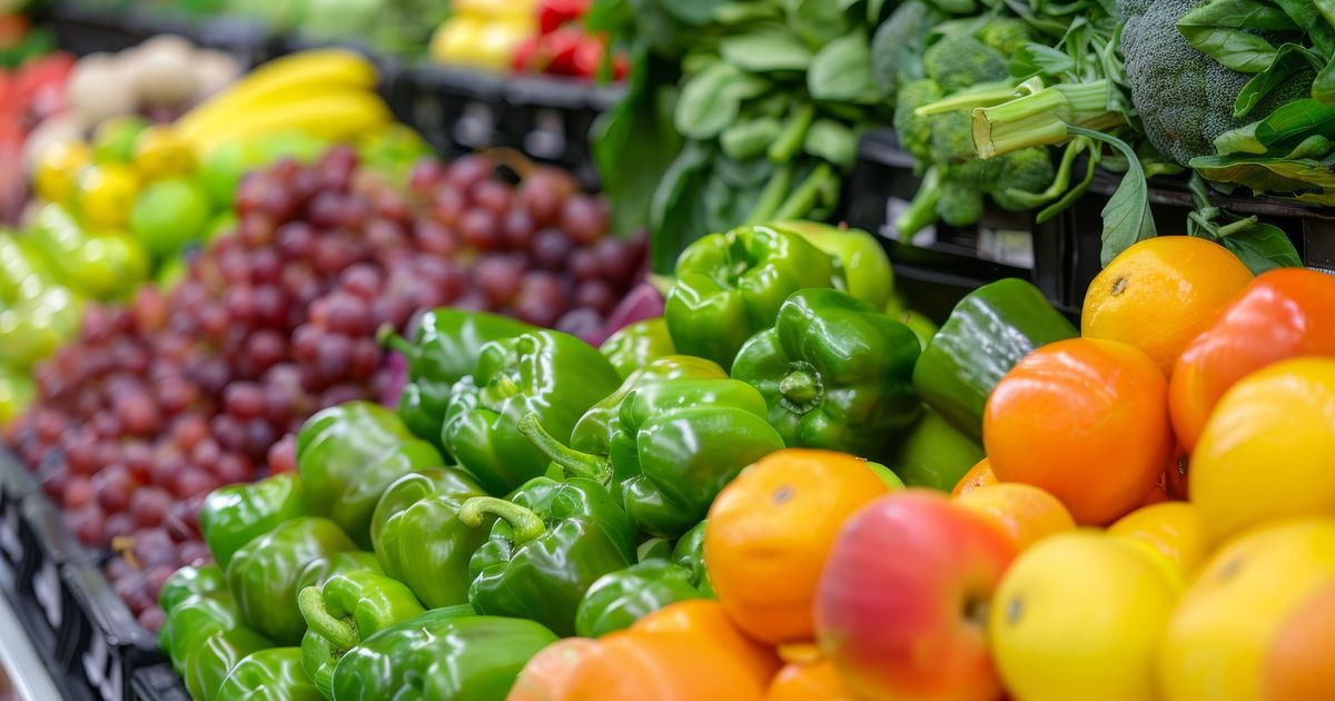 Pesticides : le vinaigre et le bicarbonate sont-ils vraiment efficaces pour tout enlever sur vos fruits et légumes ?
