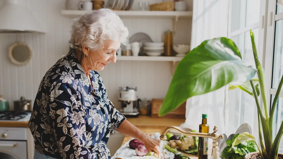 El truco de la abuela para prevenir los malos olores en casa a la vuelta de vacaciones: fácil y efectivo en solo 3 pasos