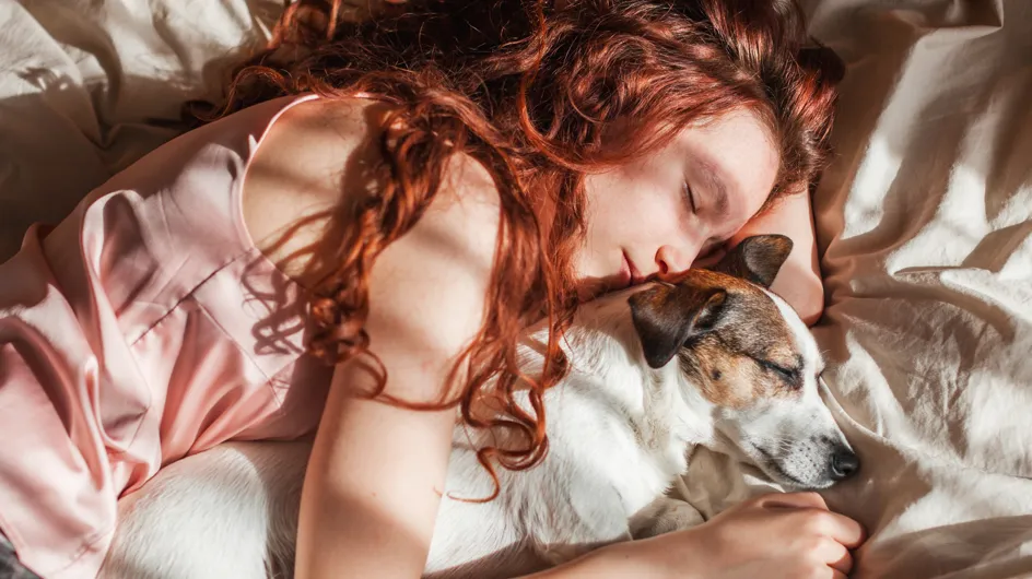¿Duermes con tu perro o tu gato? Este hábito podría desvelar mucho sobre tu carácter (y seguramente no lo sabías)