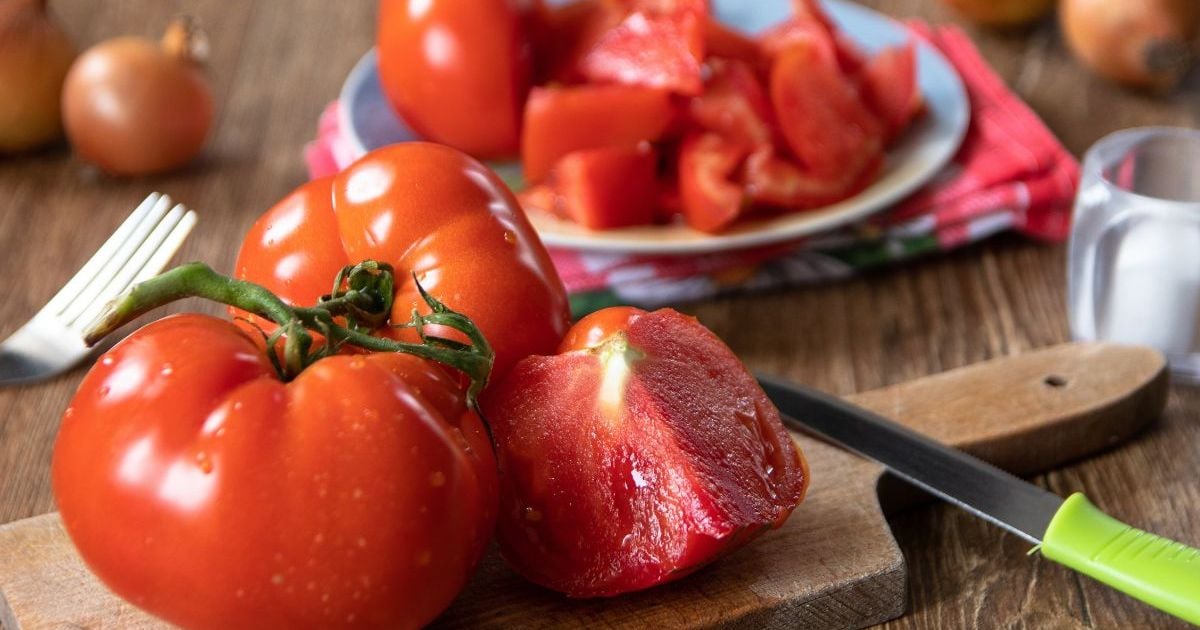 Cet agriculteur est formel, la meilleure façon de choisir des tomates bien mûres c’est celle-ci