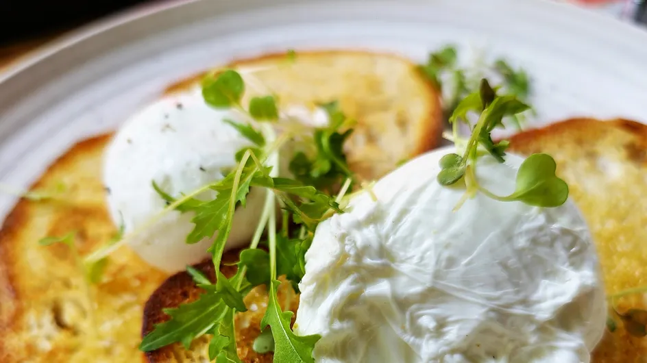 El truco infalible de una chef Michelin para hacer huevos pochados perfectos en solo 3 minutos