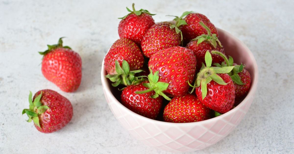 Enlevez totalement les pesticides de vos fraises grâce à cette technique (ce n’est ni avec du vinaigre ni avec de l’eau)