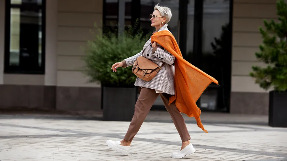 Skechers arrasa con los zapatos sin cordones, cómodos y modernos para llevar con pantalón beige y camisa blanca a los 60