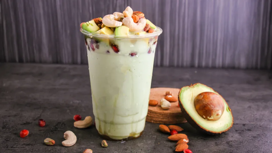 Smoothie de pistacho, aguacate y plátano: la receta fácil, saciante y llena de energía que tendrás lista en 5 minutos
