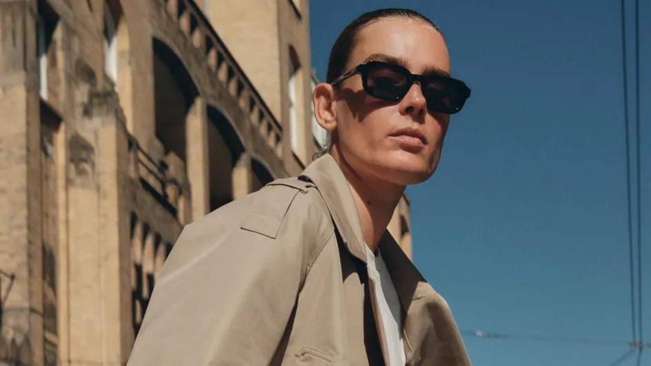 Zara tiene la gabardina corta más elegante para entretiempo y cuesta menos de 40 €: en tendencia y favorece a todas