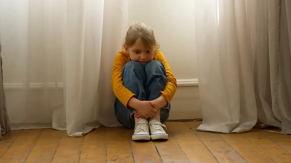 Más allá del "estoy bien": 8 frases clave que podrían revelar si tu hijo es profundamente infeliz, según los expertos