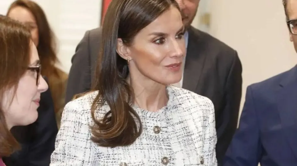 Letizia rescata su chaqueta de tweed elegante en un look otoñal para el Día Mundial de la Investigación en Cáncer