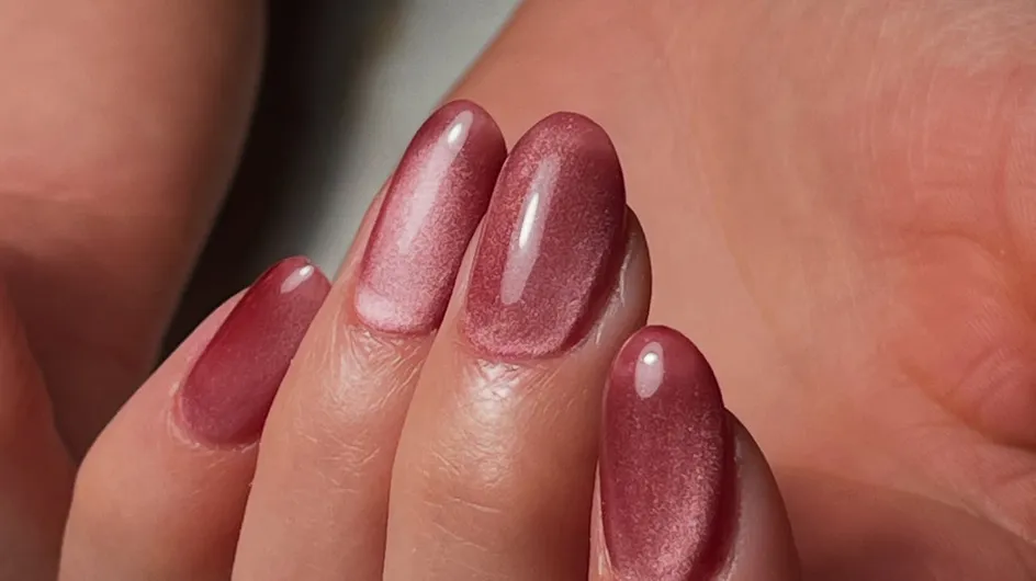 Uñas glaseadas, de terciopelo o con reflejos dorados: las tres manicuras que continúan triunfando este otoño - invierno