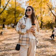 Olvídate de los sombreros: este es el accesorio estrella que rejuvenece cualquier look a partir de los 50 esta temporada