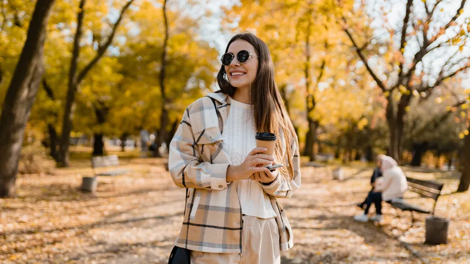 Olvídate de los sombreros: este es el accesorio estrella que rejuvenece cualquier look a partir de los 50 esta temporada