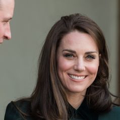 Kate Middleton muy elegante con un nuevo color de abrigo que sienta genial a su tono de piel, según una experta