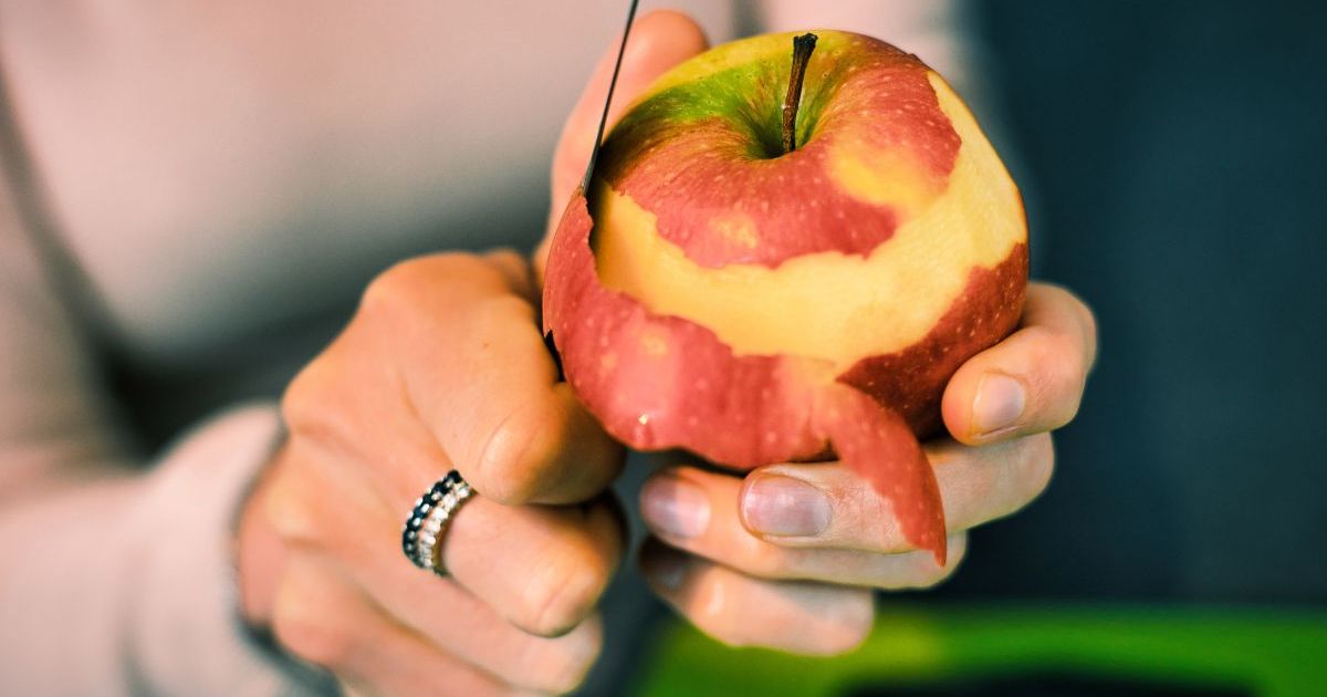 Faut-il vraiment éplucher les pommes pour notre santé avant de les manger ?