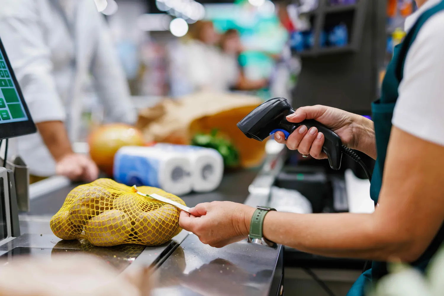 Gros plan sur de la viande de chipolatas