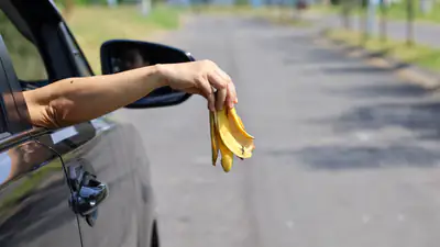 Départ en vacances : ce que vous risquez si vous jetez un déchet par la fenêtre de votre voiture