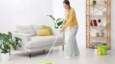 Adieu les sols gras : cette épice de cuisine miracle nettoie et parfume votre maison en un seul passage