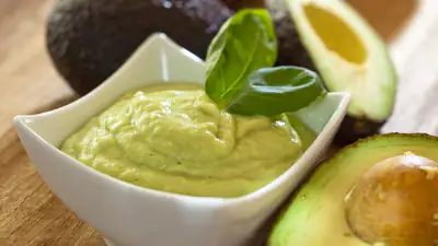 “C'est fou, cette mousse d'avocat se marie avec tout” et elle est aussi très facile à préparer à la dernière minute quand on reçoit à dîner