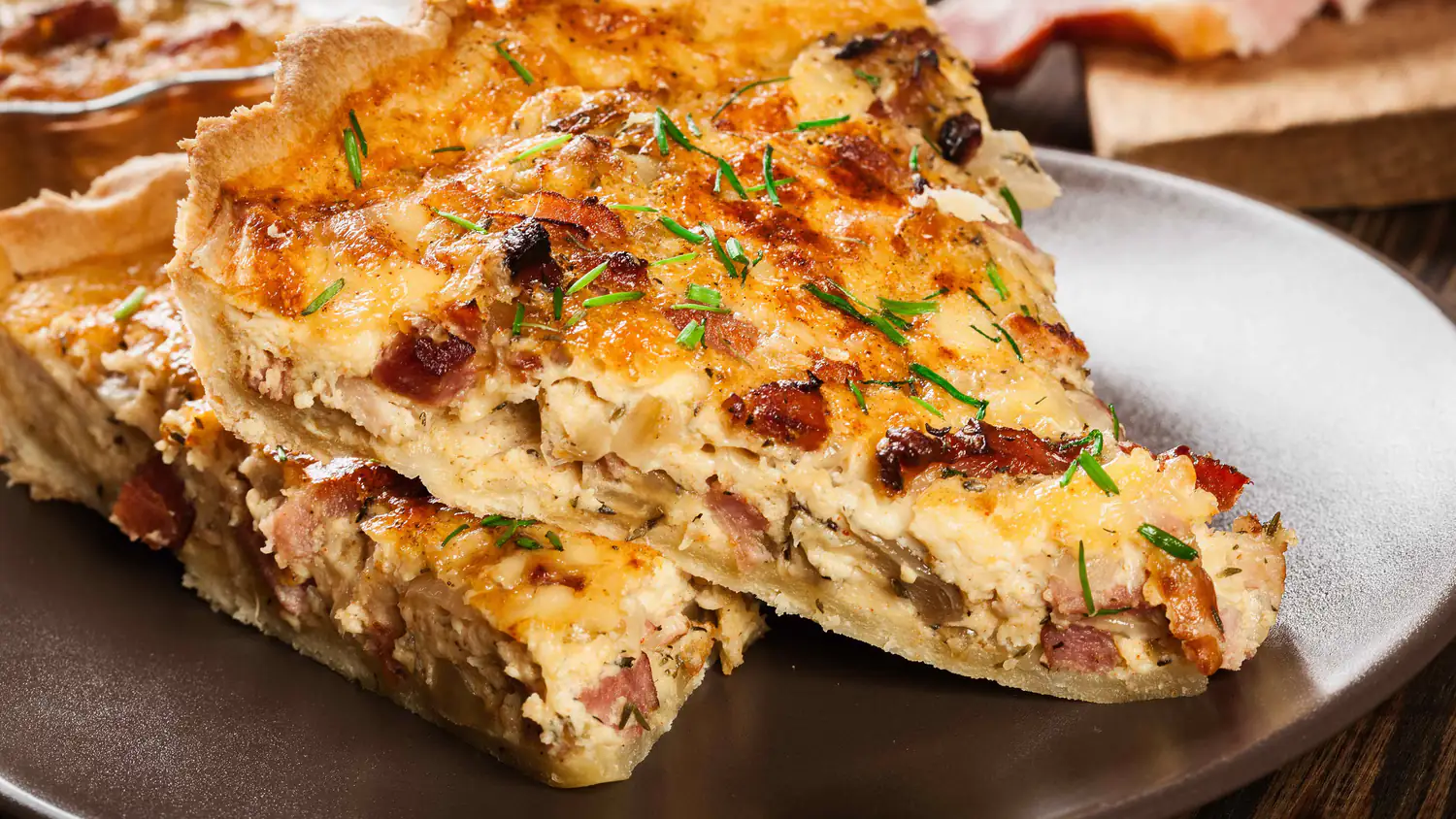 Yvette, grand-mère cuisinière : "Pour une quiche lorraine haute et épaisse comme chez le traiteur, il faut oublier le moule à tarte et utiliser plutôt cet ustensile très courant"