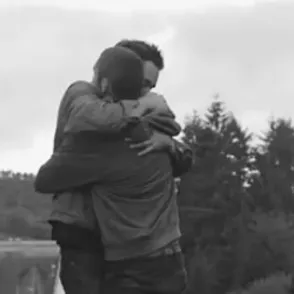 Un vídeo muestra la indignante y terrible reacción de unos padres al saber que su hijo es gay