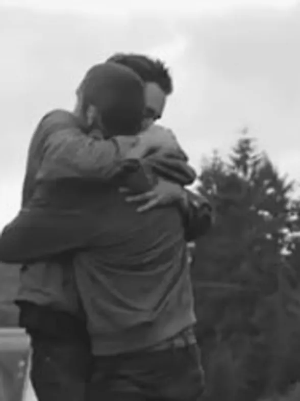 Un vídeo muestra la indignante y terrible reacción de unos padres al saber que su hijo es gay