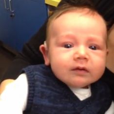 La reacción de un bebé de 7 semanas al escuchar por primera vez