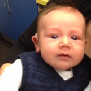 La reacción de un bebé de 7 semanas al escuchar por primera vez