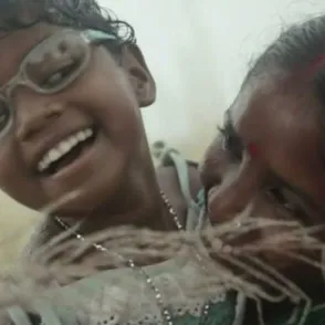 Dos hermanas ciegas de nacimiento ven el mundo por primera vez