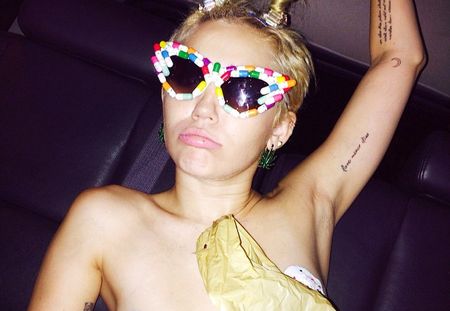 Miley Cyrus : Elle oublie le haut pendant la Fashion Week de New York (Photos)