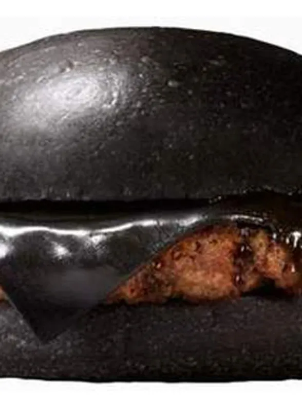 La ¿deliciosa? e impactante hamburguesa negra