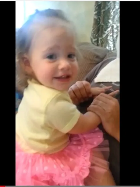 La inesperada reacción de una niña al ver a su padre afeitado