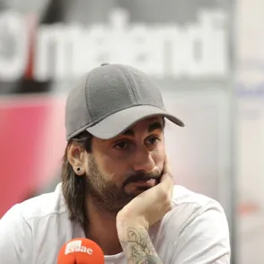 Tres coches acorralan a Melendi en una autovía