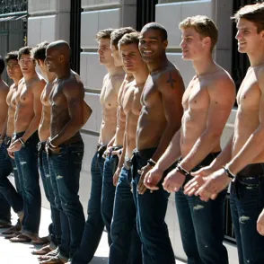 Adiós a los desnudos de Abercrombie. ¿Se acabó vender ropa utilizando como reclamo la ausencia de ella?