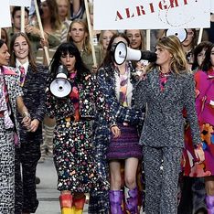 Une manifestation féministe pour le défilé Chanel