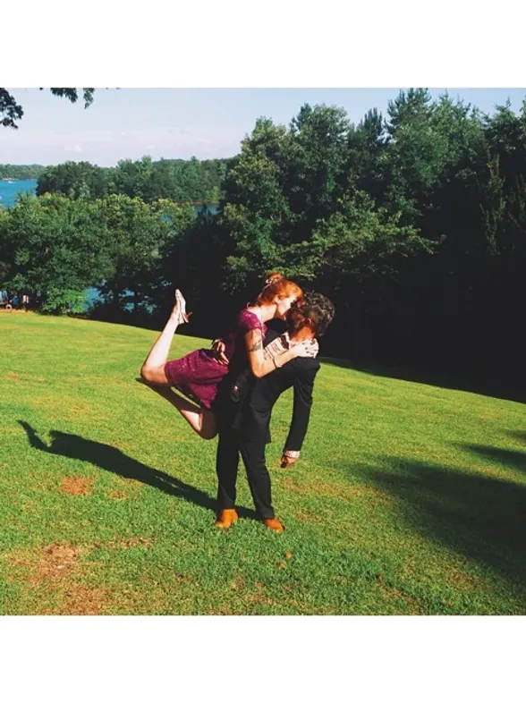 El romántico beso que recorre el mundo y causa sensación en las redes sociales