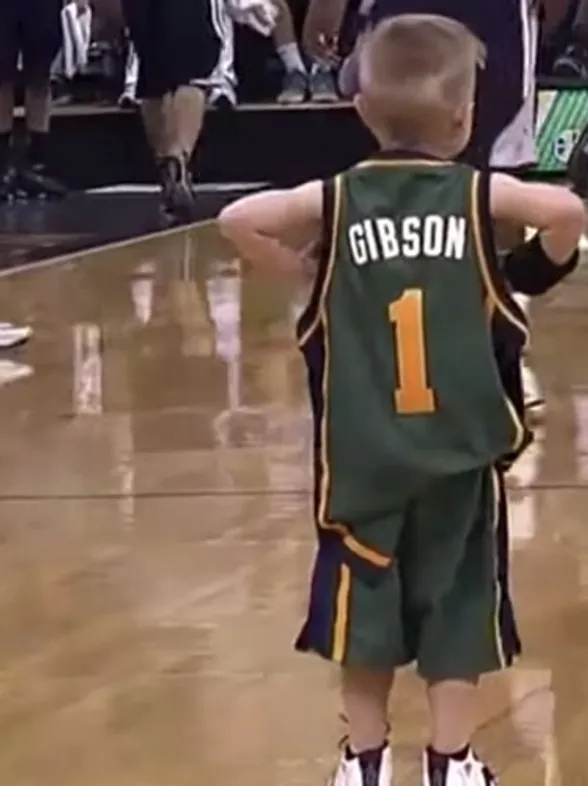 Un vídeo enternecedor: un niño con leucemia cumple su sueño de jugar en la NBA