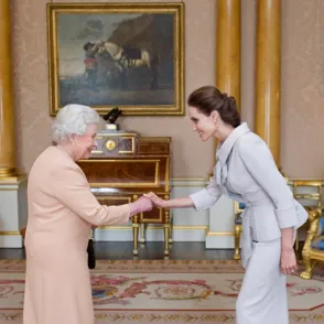 Angelina Jolie condecorada por la reina Isabel II por su lucha contra la violencia sexual