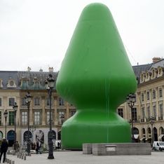 Le sapin de Noël phallique installé place Vendôme a été saccagé