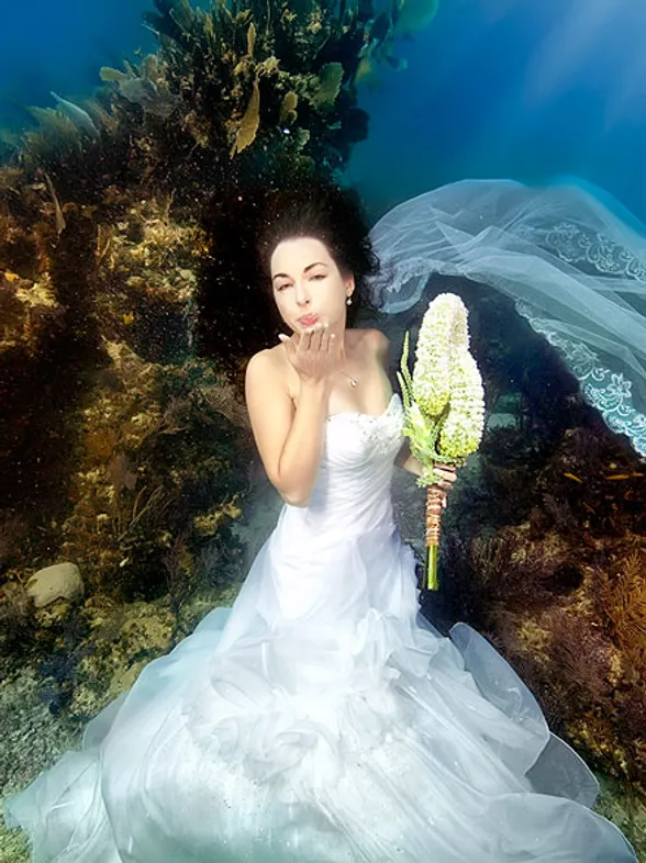 Novias sirena: ¿Te atreverías a sumergirte bajo el agua para hacer tu álbum de boda?