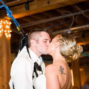 ¡Nada es imposible! Un novio abandona su silla de ruedas para bailar el vals nupcial con su mujer