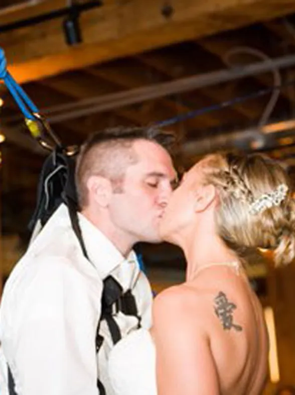 ¡Nada es imposible! Un novio abandona su silla de ruedas para bailar el vals nupcial con su mujer
