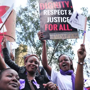 Llevar falda es motivo de agresión contra las mujeres en Kenia