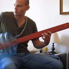 Video/ Questo musicista ha sostituito la sua chitarra con... una bottiglia!