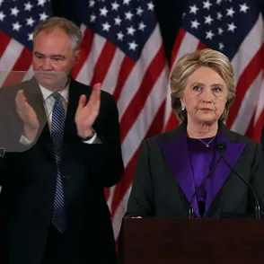 Hillary Clinton: "Todavía no hemos roto el techo de cristal, pero algún día, alguien lo hará"