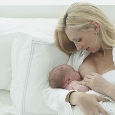 Una madre es obligada a taparse con una servilleta mientras da de mamar a su bebé