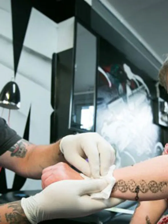 Una historia entrañable: un tatuador regala calcomanías a una mujer con Síndrome de Down