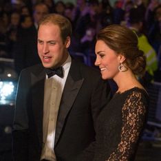 Le prince William balance sur les cheveux de Kate Middleton