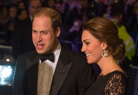 Le prince William balance sur les cheveux de Kate Middleton