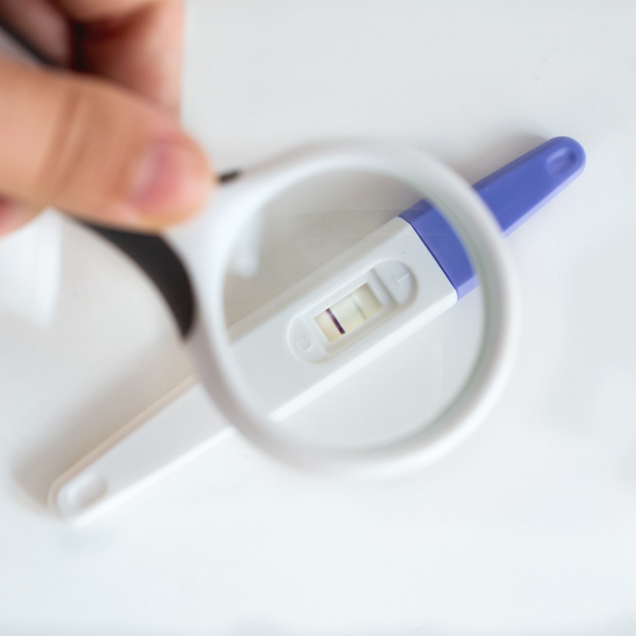 Prix, fiabilité, rapidité : 7 tests de grossesse passés à la loupe